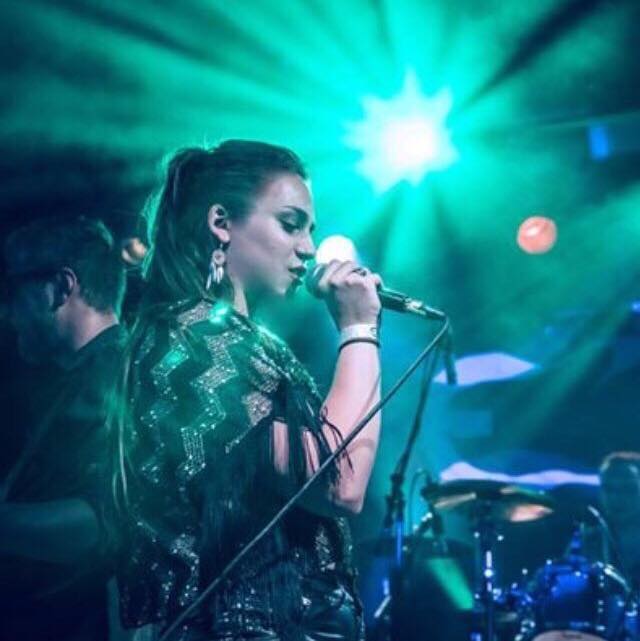 https://hotstuffdanceband.de/wp-content/uploads/2024/09/Foto-Buehne-2.jpeg